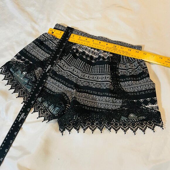 Charlotte Russe Womens Black & White Patterned Lace Trim Shorts Size M - Picture 3 of 8